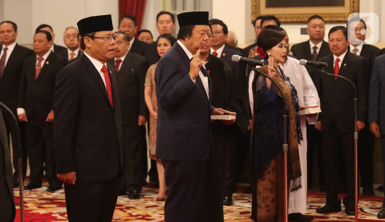 Anggota Dewan Pertimbangan Presiden (Wantimpres) membacakan sumpah jabatan saat dilantik di Istana Negara, Jakarta, Jumat (13/12/2019). Presiden Joko Widodo atau Jokowi resmi melantik sembilan anggota Wantimpres. (Liputan6.com/Angga Yuniar)