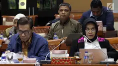 Kepala Badan Pembinaan Hukum Nasional Enny Nurbaningsih (kanan) dan anggota tim pemerintah pembahasan RUU KUHP yang juga pakar hukum Muladi mengikuti rapat RUU KUHP dengan Komisi III DPR, Jakarta, Senin (5/2). (Liputan6.com/Johan Tallo)