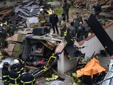 Regu penyelamat dan tim penyelidik berada di lokasi jatuhnya helikopter militer di lingkungan perumahan di Istanbul, Turki, Senin (26/11). Kecelakaan helikopter tersebut menewaskan empat dari lima tentara di dalamnya. (HO / DHA / AFP)