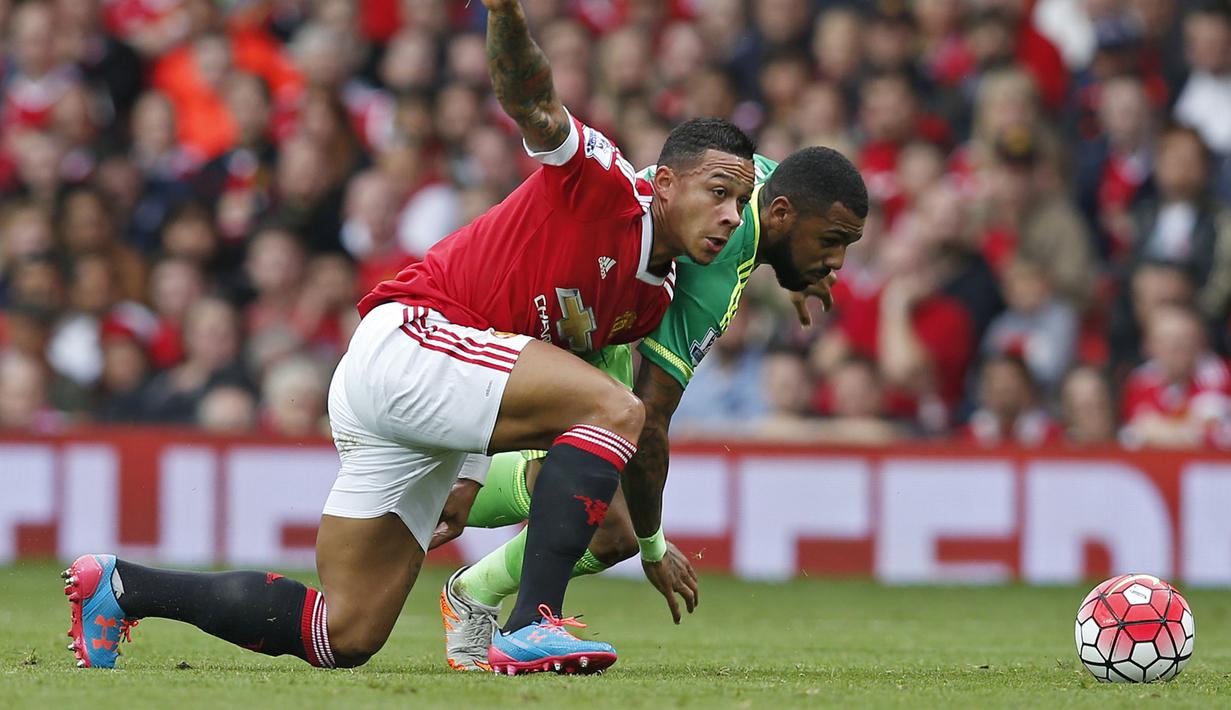 Pemain Manchester United, Memphis Depay berusaha melewati pemain Sunderland, Yann M'Vila pada laga Liga Inggris di Stadion Old Trafford, Manchester, Sabtu (26/9/2015). (Reuters/Andrew Yates)