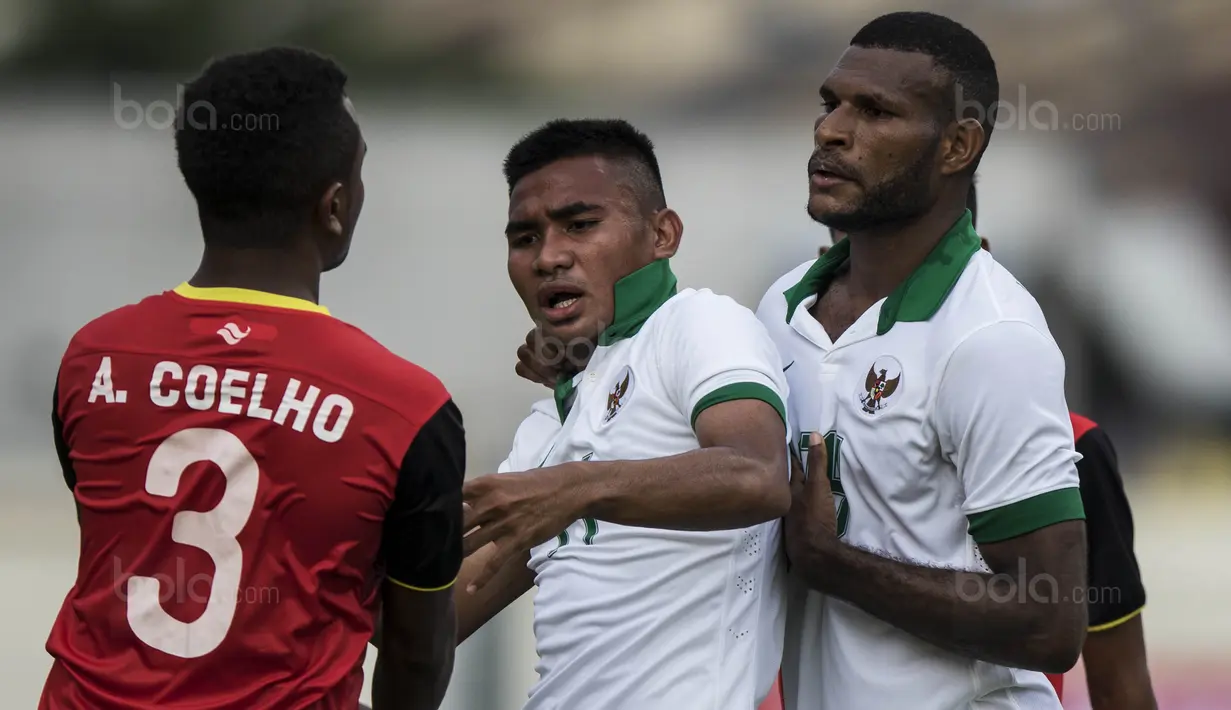 Gelandang Timnas Indonesia, Asnawi Mangkualam, melerai Marinus Wanewar, saat berdebat dengan pemain Timor Leste pada laga SEA Games di Stadion MPS, Selangor, Minggu (20/8/2017). Indonesia menang 1-0 atas Timor Leste. (Bola.com/Vitalis Yogi Trisna)