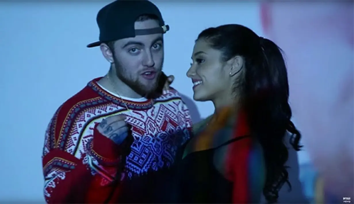 "Aku tidak selingkuh," tulis Ariana diikuti dengan ungkapan kekesalan karena selalu dipersalahkan atas putusnya hubungannya dengan Mac Miller. (Vevo)