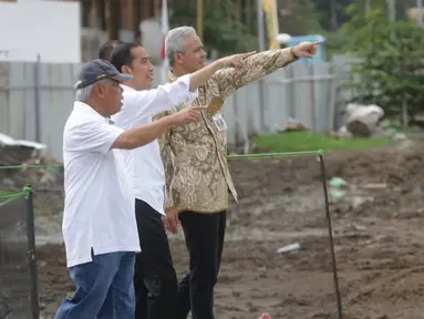 Presiden Joko Widodo (tengah) didampingi Menteri PUPR Basuki Hadimuljono (kiri) dan Gubernur Jawa Tengah Ganjar Pranowo (kanan) saat meninjau pembangunan Pasar Johar Semarang, Senin (30/12/2019). Jokowi meninjau pembangunan fasilitas sarana-prasarana di Pasar Johar Semarang. (Liputan6.com/Gholib)