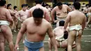 Sejumlah mahasiswa saat bersiap berlatih sumo di klub gulat Sumo Nippon Sports Science University di Tokyo, Jepang (20/5/2019). (Reuters/Issei Kato)