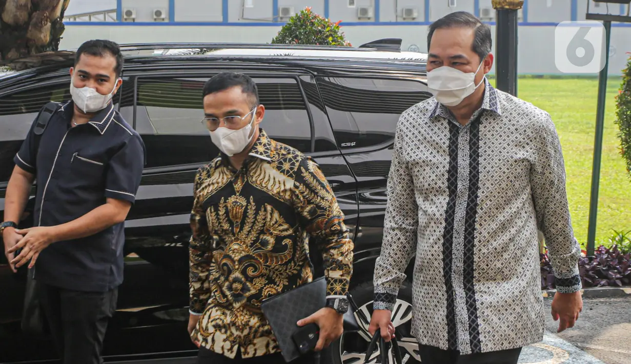 Mantan Menteri Perdagangan (Mendag) Muhammad Lutfi berjalan memasuki ruang pemeriksaan di Gedung Bundar Kejaksaan Agung (Kejagung), Jakarta Selatan, Rabu (22/6/2022). Muhammad Lutfi tidak banyak menyampaikan pernyataan perihal kedatangannya ke Kejagung. Dia langsung berlalu dan siap kooperatif dalam pemeriksaannya terkait penanganan kasus mafia minyak goreng. (Liputan6.com/Faizal Fanani)