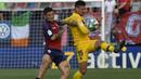 Bek Barcelona, Clement Lenglet, berebut bola dengan striker Osasuna, Ezequiel Avila, pada laga La Liga di Stadion El Sadar, Pamplona, Sabtu (31/8). Kedua klub bermain imbang 2-2. (AP/Alvaro Barrientos)
