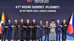 Presiden Republik Indonesia Prabowo Subianto (ketiga kanan) menghadiri Konferensi Tingkat Tinggi (KTT) ke-47 negara-negara Asia Tenggara (ASEAN) di Kuala Lumpur pada 26 Oktober 2025. (ARIF KARTONO/AFP)