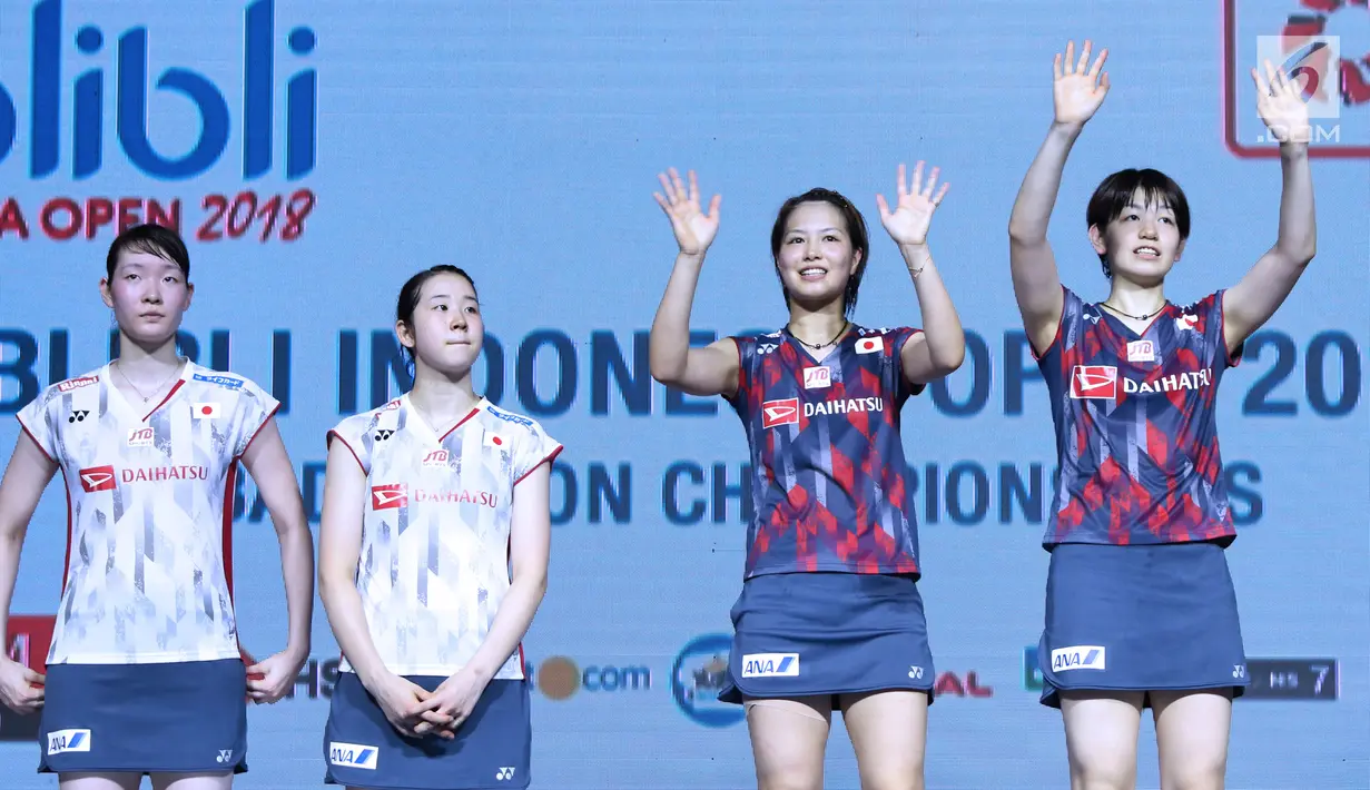 Ganda putri Jepang, Yuki Fukushima/Sayaka Hirota (kanan) dan Mayu Matsumoto/Wakana Nagahara usai Final Indonesia Open 2018 di Istora GBK, Jakarta, Minggu (8/7). Yuki/Sayaka menang 21-14, 16-21, 21-14. (Liputan6.com/Helmi Fithriansyah)