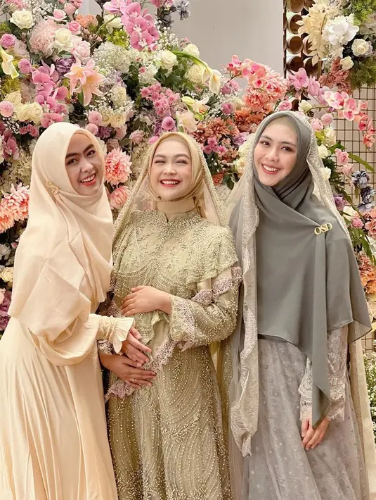 Pada kesempatan uni, Ria Ricis mengabadikan momennya bersama kedua kakaknya, Ustazah Oki Setiana Dewi dan dr. Shindy Putri. 