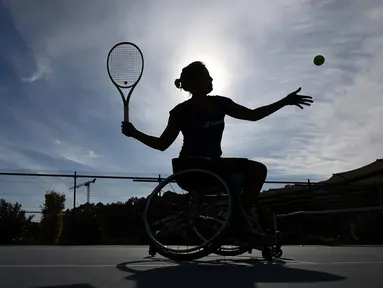 Atlet para tenis Prancis Pauline Deroulede berlatih bersama mantan peraih medali ganda dunia N.1 Michael Jeremiasz saat edisi ke-4 turnamen tenis kursi roda French Riviera Open di Biot, 28 September 2020. Korban kecelakaan itu kehilangan kaki kirinya pada Oktober 2018. (Photo by FRANCK FIFE/AFP)