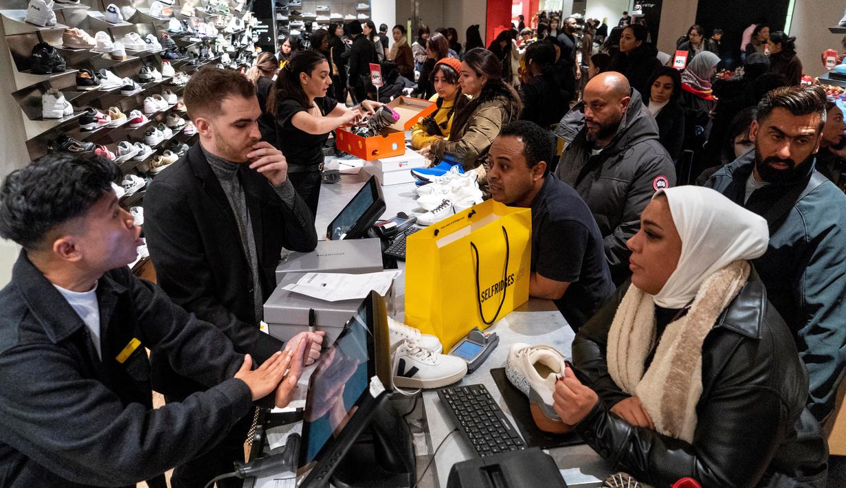 Pemburu diskon antre untuk membayar selama Boxing Day di department store Selfridges, London, Kamis (26/12/2019). Boxing Day merupakan tradisi hari belanja terbesar tahunan yang diperingati setiap 26 Desember atau sehari setelah Natal dan menjadi hari libur nasional di Inggris. (Niklas HALLE'N/AFP)