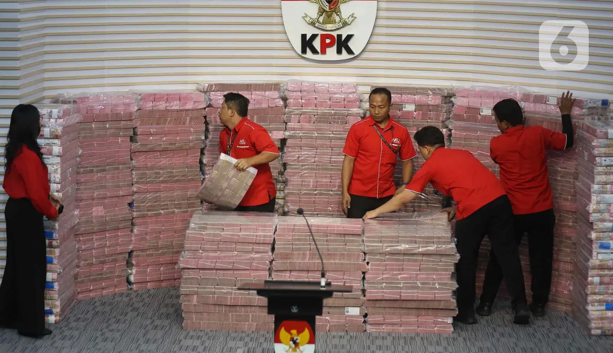 Diketahui, aset dan uang hasil korupsi yang telah berkekuatan hukum tetap (inkrah) memang akan dikembalikan kepada pihak yang dirugikan atau disetorkan ke kas negara sebagai Penerimaan Negara Bukan Pajak (PNBP). Tampak dalam foto, tumpukan uang sebesar Rp 300 miliar dipamerkan di gedung Merah Putih Komisi Pemberantasan Korupsi (KPK), Jakarta, Kamis (20/11/2025). (Liputan6.com/Helmi Fithriansyah)