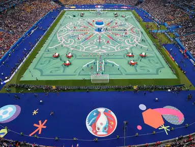Ratusan penari memeriahkan upacara pembukaan Euro 2016 di Stadion Stade de France, Saint-Denis, utara Paris, Prancis, Sabtu (11/6). Pembukaan ini menampilkan DJ asal Prancis, David Guetta dan penyanyi Swedia, Zara Larsson. (REUTERS/Pawel Kopczynski)