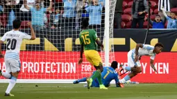 Pemain Uruguay, Abel Hernandez, saat mencetak gol pertama ke gawang Jamaika dalam laga Grup C Copa America Centenario 2016 di Stadion Levis, California, AS, Selasa (14/6/2016) WIB. (AFP/Mark Ralston)
