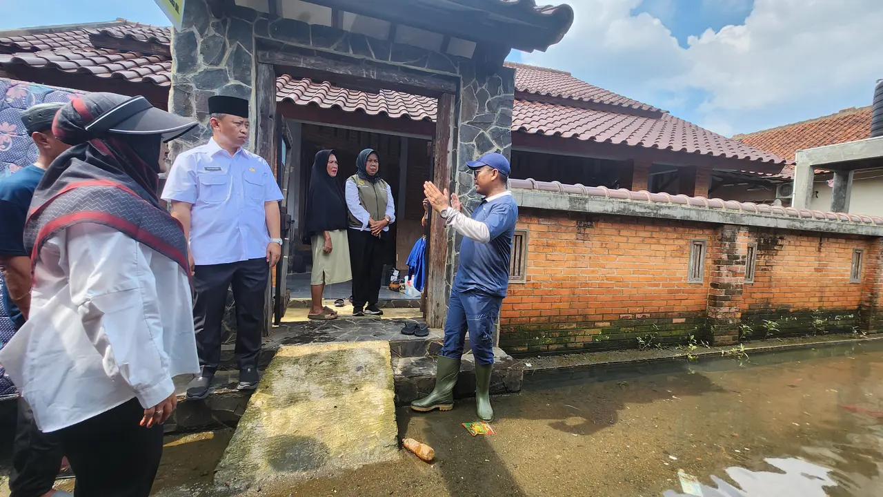 Wali Kota Depok, Supian Suri melihat langsung kondisi banjir di wilayah Tanah Baru, Beji, Depok.
