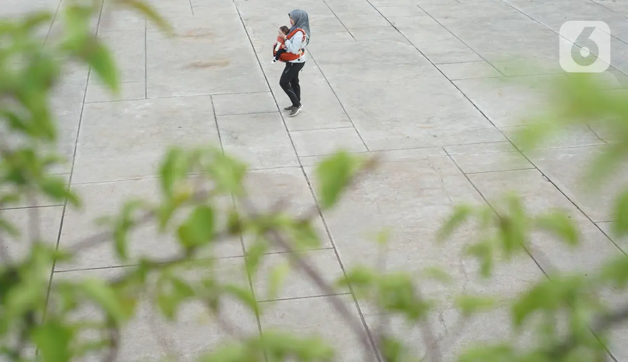 Warga beraktivitas di sekitar Taman Lapangan Banteng, Jakarta, Kamis (20/2/2020). Adanya revitalisasi kawasan Monas menyebabkan sebagian warga lebih memilih Lapangan Banteng sebagai tempat menghabiskan waktu untuk berolahraga serta berekreasi. (Liputan6.com/Immanuel Antonius)