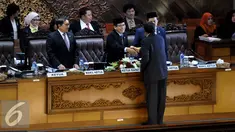  Ketua Sidang yang juga Wakil Ketua DPR Taufik Kurniawan bersama Fadli Zon (kiri) dan Fahri Hamzah (kanan) menerima Pendapat Fraksi-fraksi saat Rapat Paripurna ke-24 Masa Sidang IV Tahun 2015-2016, di Jakarta, Selasa (12/4). (Liputan6.com/Johan Tallo)