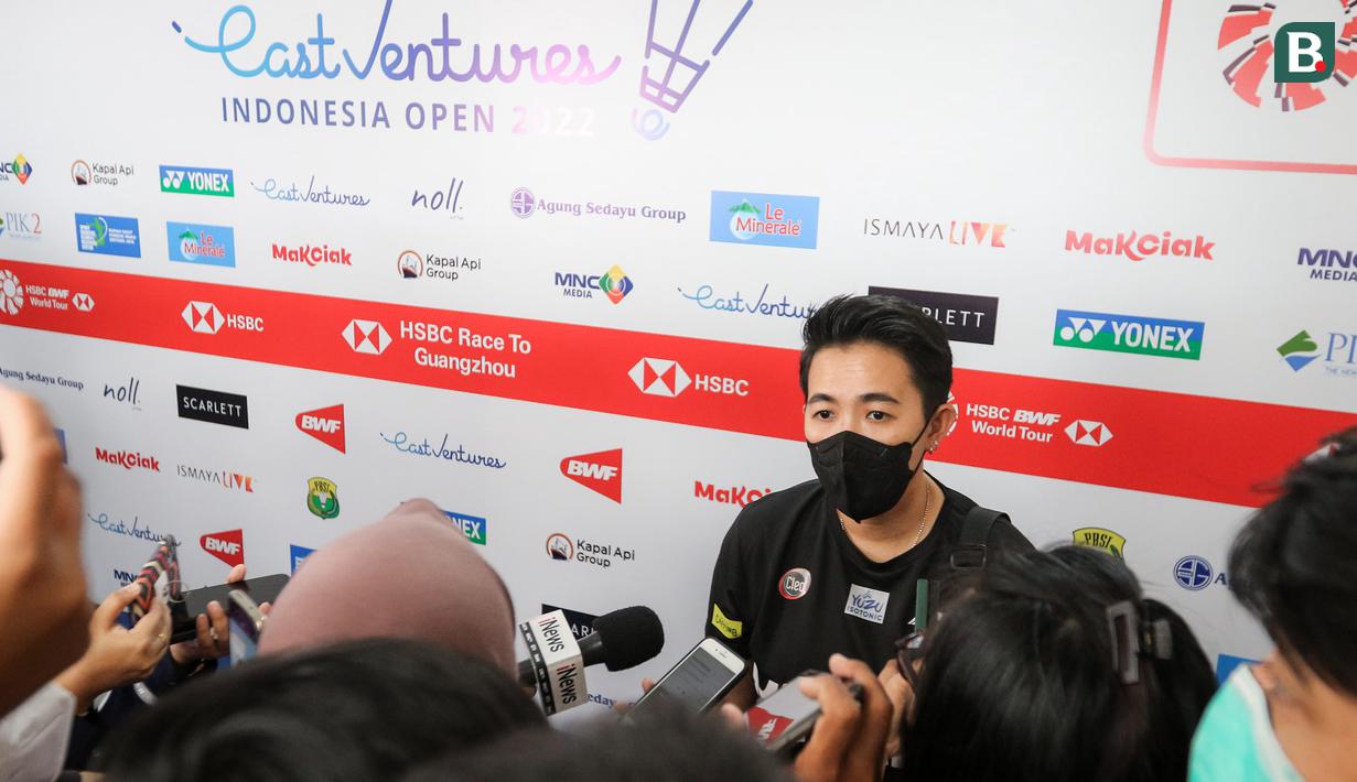 Namun pada pagi hari, Kamis (16/6/2022) Praveen Jordan mengeluh merasakan sakit lagi di bagian pinggangnya dan akhirnya diputuskan untuk mundur dari babak 16 besar. (Bola.com/Bagaskara Lazuardi)