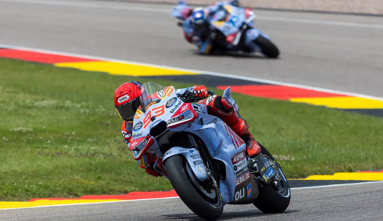 Pembalap Gresini Racing, Marc Marquez (depan) dan Alex Marquez memacu motornya saat MotoGP Jerman 2024 yang berlangsung di Sirkuit Sachsenring, Jerman, Minggu (07/07/2024) waktu setempat. (AFP/Radek Mica)