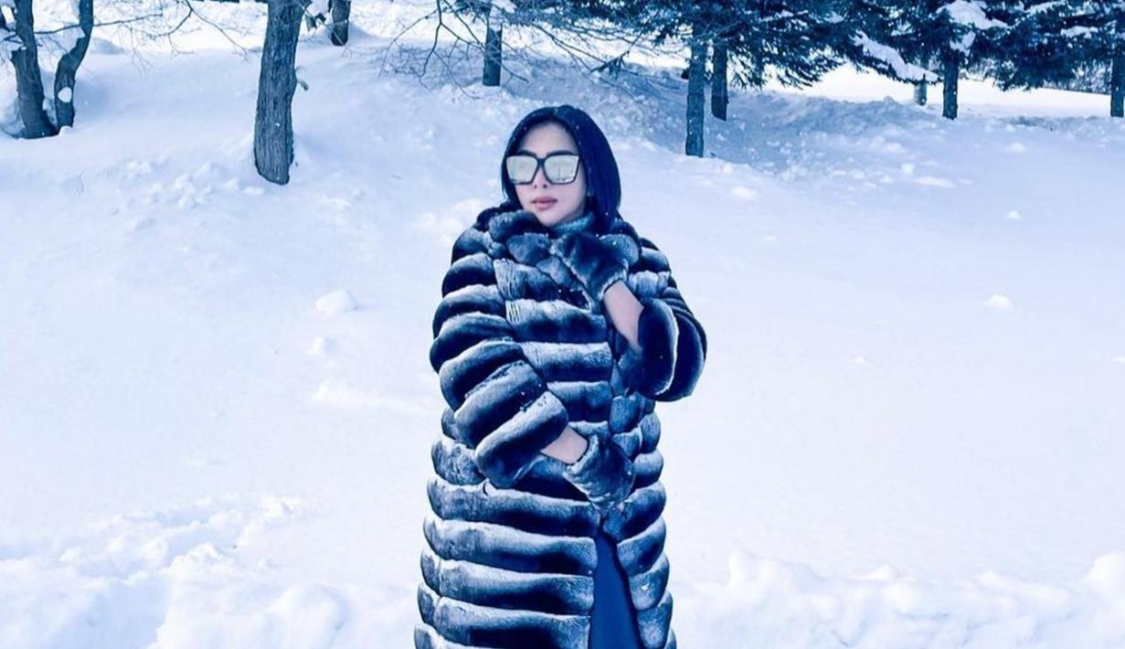 Syahrini nampaknya juga memiliki banyak koleksi mantel bulu. Mulai dari mantel bulu berbentuk jaket pendek, hingga jaket yang panjang ia tampilkan saat membagikan potret OOTD-nya. (Liputan6.com/IG/princessyahrini)