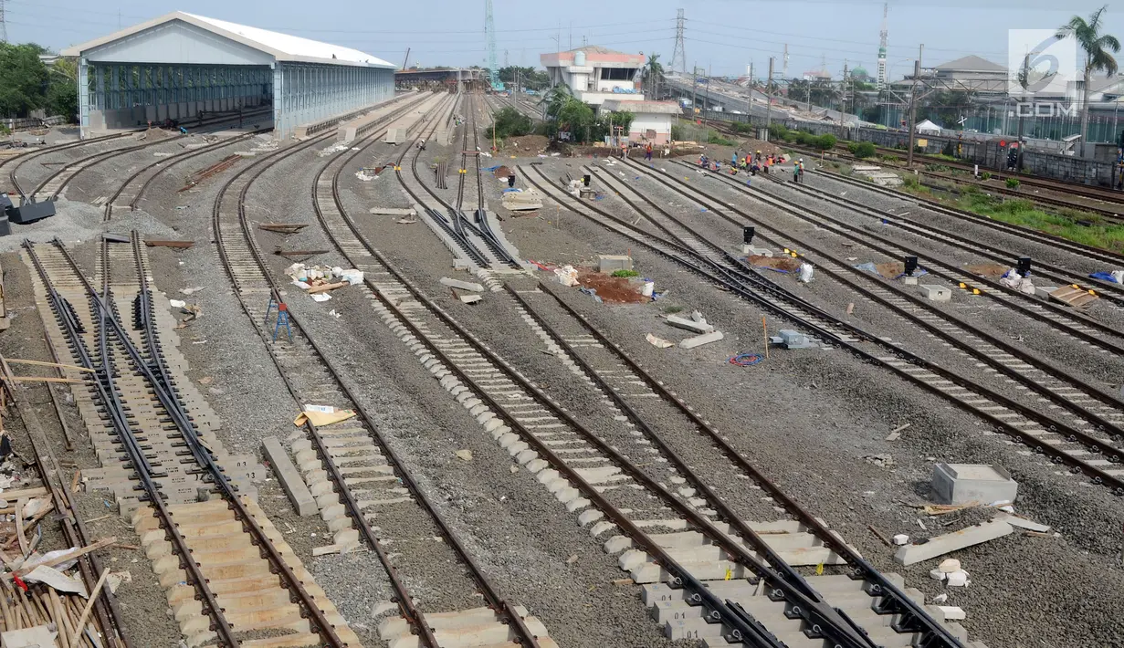 Pekerja menyelesaikan proyek pembangunan depo lokomotif di Cipinang, Jakarta, Jumat (29/12). Depo lokomotif tersebut merupakan bagian dari proyek pembangunan jalur rel dwiganda atau double-double track Manggarai-Cikarang. (Liputan6.com/JohanTallo)