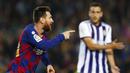Striker Barcelona, Lionel Messi, melakukan selebrasi usai membobol gawang Real Valladolid pada laga La Liga 2019 di Stadion Camp Nou, Selasa (29/10). Barcelona menang 5-1 atas Real Valladolid. (AP/Joan Monfort)