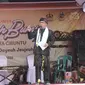 Gubernur Jawa Barat Ridwan Kamil dengan protokol COVID-19 menghadiri upacara adat Sedekah Bumi di Desa Cibuntu, Kecamatan Cigandamekar, Kabupaten Kuningan, Sabtu (17/10/2020). (Foto: Humas Jabar)