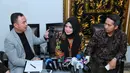 Terusik lantaran namanya disebut sebagai istri ketiga penyanyi religi tersebut, Yulia Mochamad memberikan klarifikasi. Bersama kuasa hukumnya, Yulia membantah telah menjadi istri ketiga Opick maupun siapapun juga. (Adrian Putra/Bintang.com)