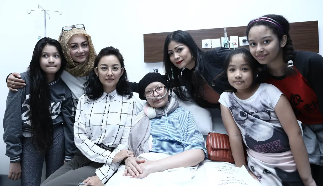 Setelah menjalani pengobatan medis beberapa bulan belakangan ini, kondisi Yana Zein sekarang ini terus membaik. Kini, ia tidak ingin lagi menjalani pengobatan di luar medis. (Galih W. Satria/Bintang.com)