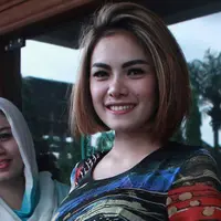 Disambut kamera wartawan tepat di depan pintu gerbang Rutan Pondok Bambu, Jakarta Timur, Nikita langsung teriak girang.