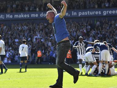 Para pemain West Bromwich Albion merayakan kemenangan atas Tottenham Hotspur pada laga Premier League di Stadion The Hawthorns, Sabtu (5/5/2018). West Bromwich Albion menang 1-0 atas Tottenham Hotspur. (AP/Anthony Devlin)