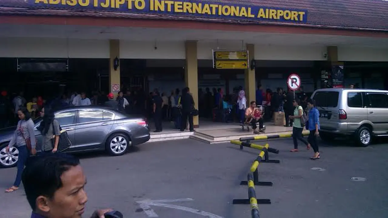 2 Penerbangan Garuda Delay di bandara adi Sucipto