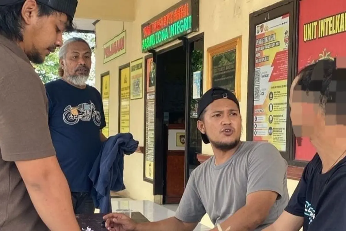 Polisi menangkap WJR (31) setelah pria tersebut dilaporkan oleh orang tuanya sendiri karena diduga mencuri perhiasan emas.
