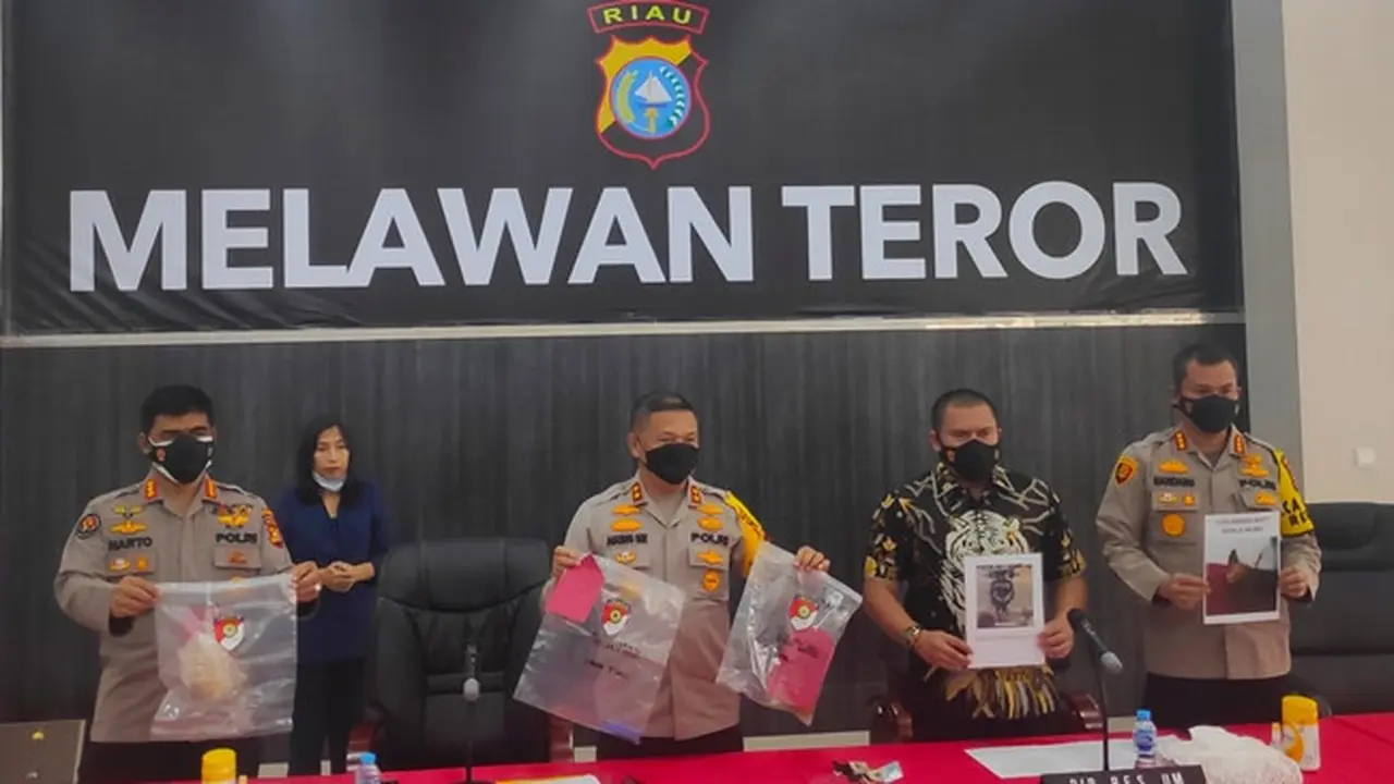 Kapolda Riau Irjen Agung Setya Imam Effendi dalam konferensi pers pengungkapan pelau teror kepala anjing.