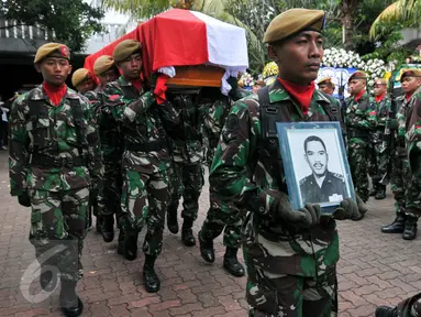 Tokoh Partai Golkar, Suhardiman meninggal dunia pada Minggu 13 Desember kemarin, Jakarta, Senin (14/12/2015). Almarhum disemayamkan dengan cara militer dan dimakamkan di pemakaman Evegreen, Bogor, Jawa Barat. (Liputan6.com/Yoppy Renato)