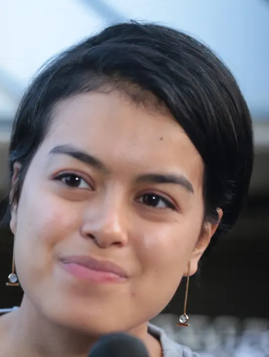 "Contohnya kayak kata-kata 'Boys will be boys', kita dipaksa harus lebih sopan, lebih diam. saya sih gimana caranya perempuan bisa lebih shine, our creativity," tambah Eva. (Adrian Putra/Bintang.com)