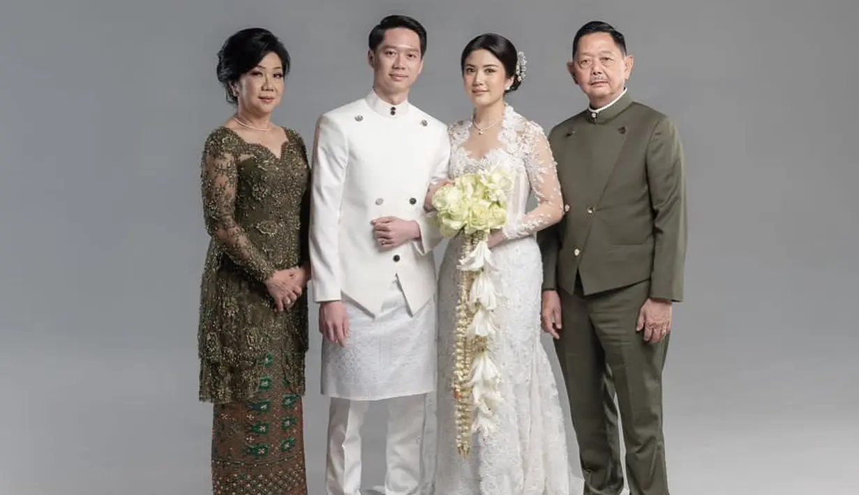 Demikian pula Nia Auw yang mengenakan kebaya brokat kerah sabrina warna hijau army. Sementara sang suami kenakan beskap senada seperti Harry,