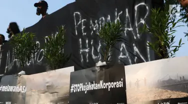 Aktivis Walhi melakukan aksi protes pembakaran hutan, Jakarta, Selasa (8/8). Walhi menuntut pemerintah dapat menegakkan hukum bagi korporasi pembakar hutan yang telah berlangsung setiap tahun. (Liputan6.com/Immanuel Antonius)