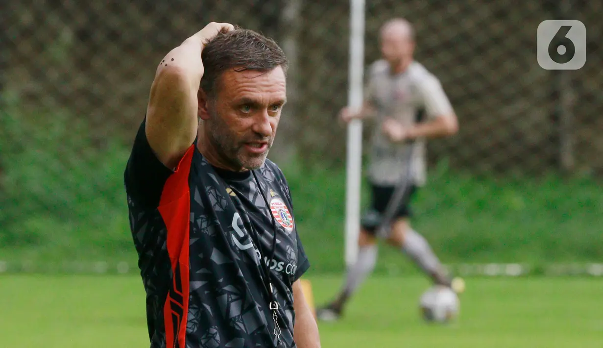 Pelatih Persija Jakarta, Thomas Doll, memimpin sesi latihan setelah masa jeda kompetisi di Nirwana Park, Sawangan, Jawa Barat, Rabu (4/1/2023). Pertandingan terdekat yang akan dihadapi Macan Kemayoran adalah melawan Persib Bandung pada laga tunda putaran pertama BRI Liga 1. (Bola.com/M Iqbal Ichsan)