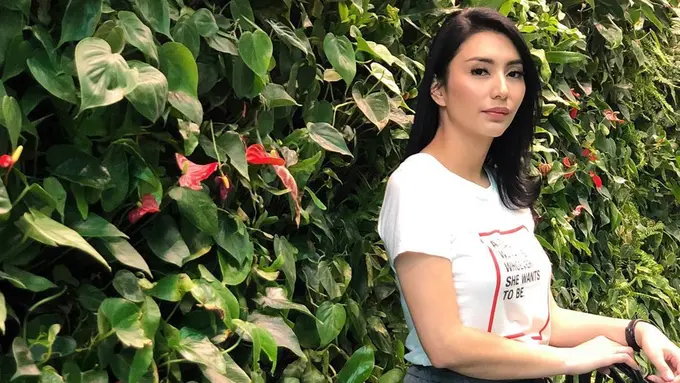 FOTO: Gaya Santai Tyas Mirasih Saat Kenakan Pakaian Putih