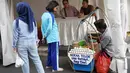 Pengunjung membeli kerak telor pada Festival Kebon Bang Jaim di Jalan Jaksa, Jakarta, Jumat (23/8/2019). Festival Kebon Bang Jaim merupakan pengganti dari Festival Jalan Jaksa yang selama ini digelar setiap tahunnya. (Liputan6.com/Immanuel Antonius)