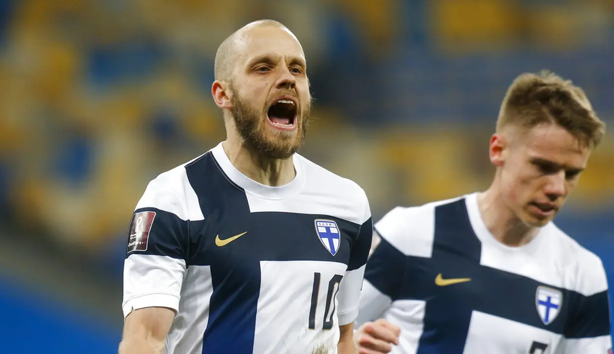 Pemain Finlandia Teemu Pukki melakukan selebrasi usai mencetak gol dari titik penalti ke gawang Ukraina pada pertandingan Grup D kualifikasi Piala Dunia 2022 di Stadion Olimpiyskiy, Kyiv, Ukraina, Minggu (28/3/2021). Pertandingan berakhir 1-1. (AP Photo/Efrem Lukatsky)
