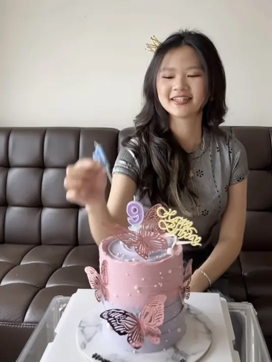 Felicia merayakan ulang tahun ke-29 dengan sederhana. Dengan kue waena pastel dihiasi kupu-kupu dan lilin angka sesuai usianya. [@feliciatissue]