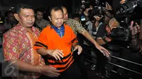 Patrice Rio Capella (tengah) usai menjalani pemeriksaan di KPK, Jakarta, Jumat (23/10/2015). Capella adalah tersangka suap kepada anggota DPR RI terkait penyelidikan Kejaksaan Tinggi Sumatera Utara dan atau Kejaksaan Agung. (Liputan6.com/Helmi Afandi)