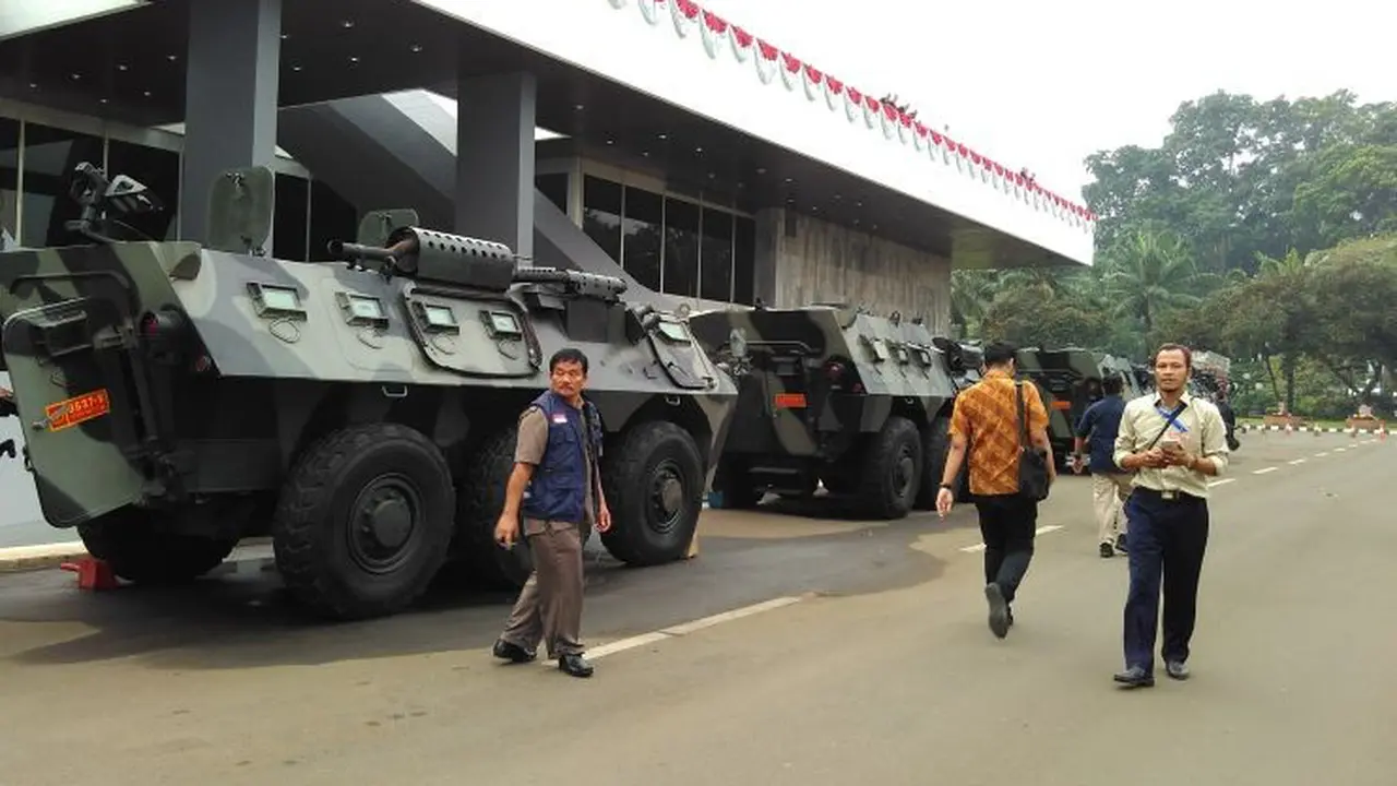 Mengawal pidato kenegaraan Presiden Jokowi, Paspampres mengerahkan empat unit tank yang sudah datang pada Senin, 15 Agustus malam. 