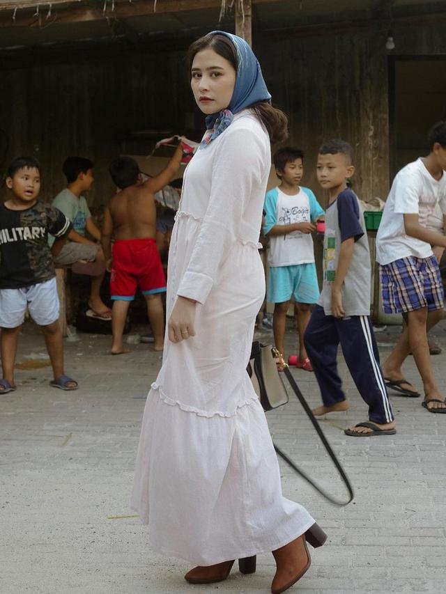 6 Pemotretan Prilly Latuconsina di Pinggir Jalan, Tampil Mewah dan Menawan