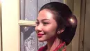 Bintang film berusia 23 tahun juga tampil anggun dengan kebaya berwarna marun ini. Rambutnya ditata rapi dengan sanggul, membuatnya kian cantik. (Liputan6.com/IG/@arieltatum)