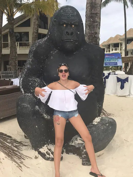 "Boleh poligami asal suaminya itu adil dalam berbagai hal, kalau tidak adil mau merasa kenikmatan doang mah tidak usah, jangan. Lebih baik sama istri pertama," jelas Nikita Mirzani. (Instagram/nikitamirzanimawardi_17)