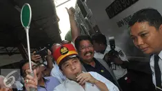 Ketua DPR Setya Novanto melepas keberangkatan kereta api di Stasiun Senen, Jakarta, Selasa (7/7/2015). Kunjungan itu dilakukan untuk meninjau kesiapan transportasi kereta api pada arus mudik jelang Lebaran. (Liputan6.com/Herman Zakharia)
