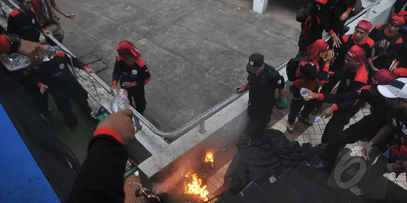 Pria Bakar Diri Terjun Dari Atap SGBK